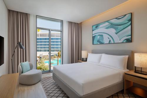 Una cama o camas en una habitación de Doubletree By Hilton Abu Dhabi Yas Island Residences