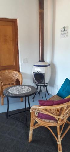 Ruang duduk di Gecko Cottage at Artemis