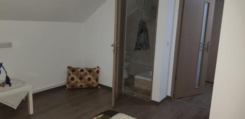 a bathroom with a shower and a glass door at La Anda in Ruşca
