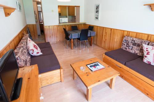 un soggiorno con divano e tavolo di Apartamentos Madriu Sherpa a Pas de la Casa