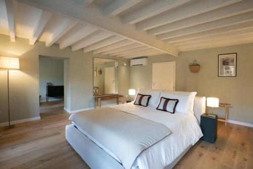 1 dormitorio con 1 cama blanca grande y 2 almohadas en Lunaria Suites en Florence