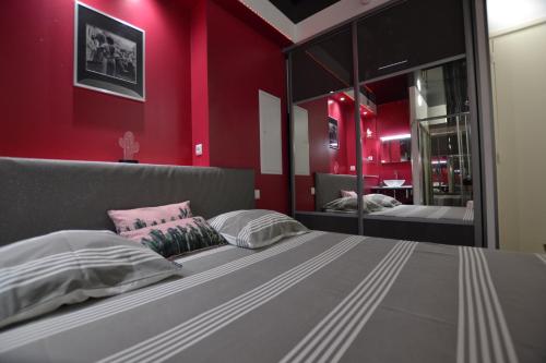 Tempat tidur dalam kamar di Studio Naturiste "LE CACTUS" Coursives Port Nature 614