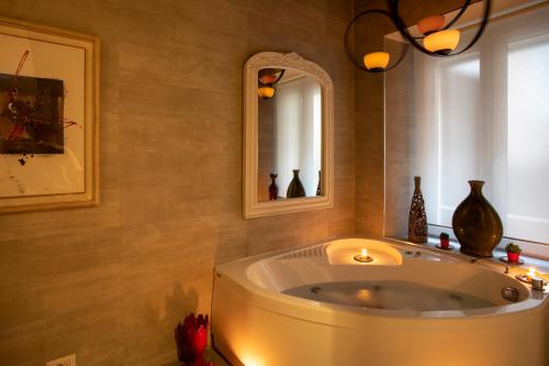 Uma casa de banho em Town House Spagna- luxury Rooms with Jacuzzi Bath