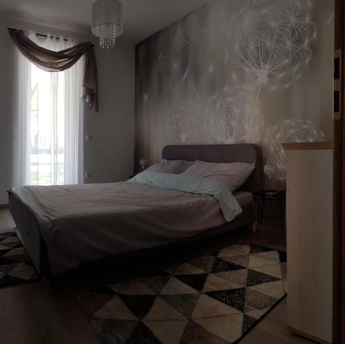 um quarto com uma cama com piso em xadrez em Sunset Apartman em Siófok
