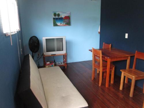 Televisyen dan/atau pusat hiburan di Axios Sun Apartments Caye Caulker