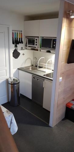 a small kitchen with a sink and a microwave at Duplex résidence ALDEBARAN RISOUL - 3 pièces - 8 personnes in Risoul