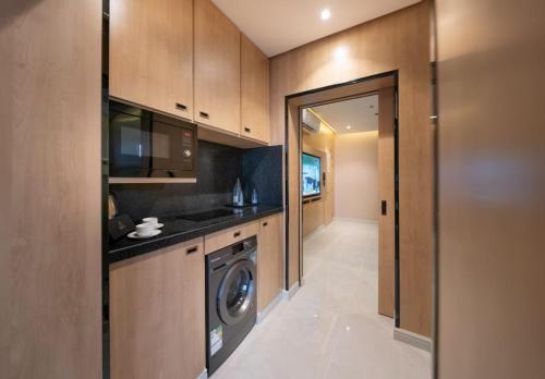 Kuchyň nebo kuchyňský kout v ubytování Msharef Almoden Serviced Apartment