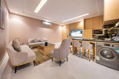 Kuchyň nebo kuchyňský kout v ubytování Msharef Almoden Serviced Apartment