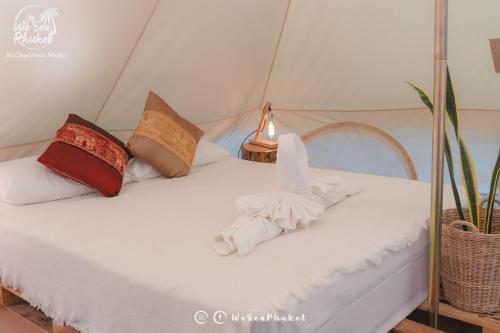 Ένα ή περισσότερα κρεβάτια σε δωμάτιο στο Roost Glamping - SHA Certified