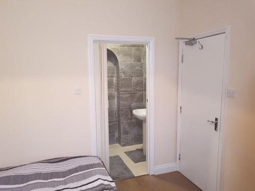 Un baño de En suite bedrooms, Heaton, Newcastle