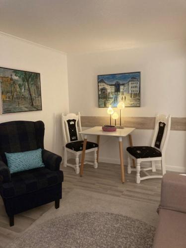 a living room with a table and two chairs at P11 Vakantiehuis in Friedrichstadt