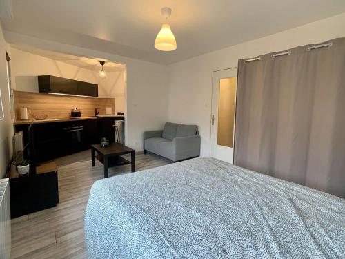 1 dormitorio con cama y sofá en Charmant studio centre ville de Mutzig, en Mutzig