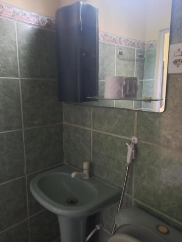 Um banheiro em Apto em São Bráz