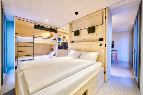 Łóżko lub łóżka piętrowe w pokoju w obiekcie Apart Hotel Adelboden am Dorfplatz