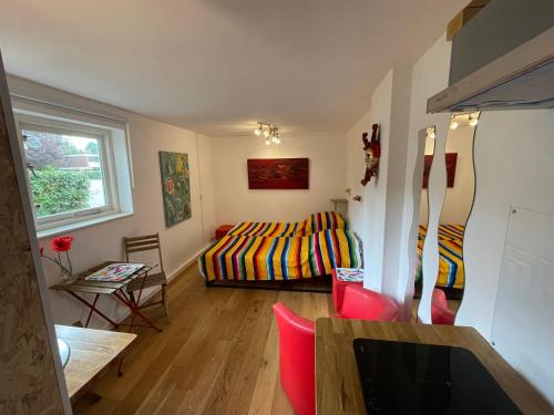 ein Wohnzimmer mit einem Bett und einem Tisch in der Unterkunft Studio 7 in Hoogland