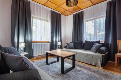 un soggiorno con divano e tavolino da caffè di Apartament Limba a Zakopane