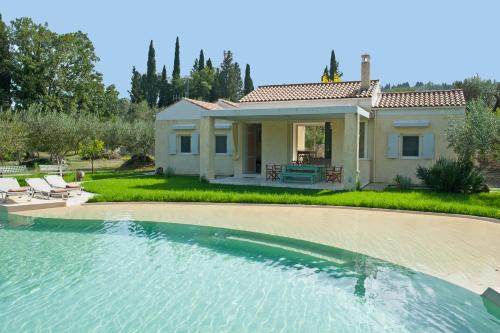 Bazén v ubytování Villa Rodia nebo v jeho okolí