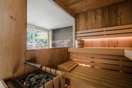 een binnenkant van een sauna met een raam bij HOTEL B&B MARILENA in Arabba
