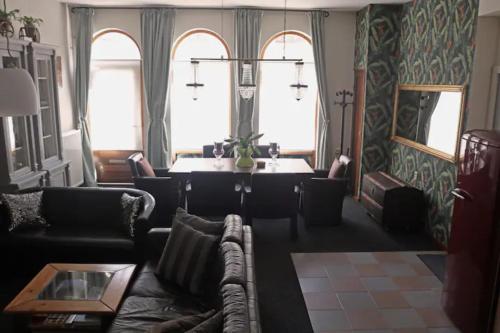 un soggiorno con divano e tavolo di The Dutch Hills a Gulpen