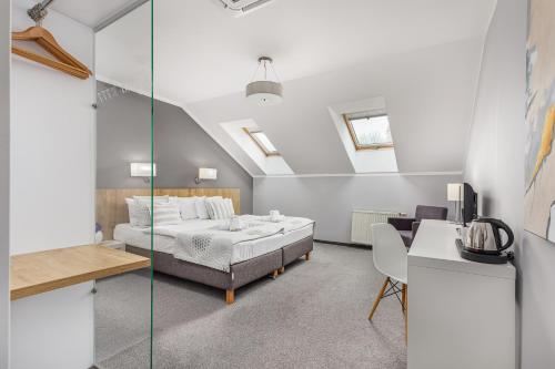 a bedroom with a bed and a desk in a room at Willa 777 Krasickiego in Międzyzdroje