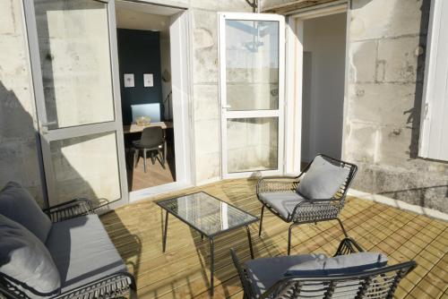 Ein Sitzbereich in der Unterkunft T2 de 55m2 avec toit terrasse, hyper centre, wifi, draps, savons et serviettes fournis