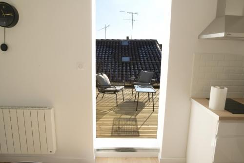 Ein Balkon oder eine Terrasse in der Unterkunft T2 de 55m2 avec toit terrasse, hyper centre, wifi, draps, savons et serviettes fournis