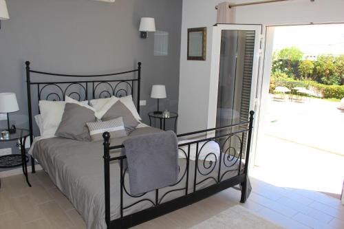 Postel nebo postele na pokoji v ubytování Villa Soraya Faro Park