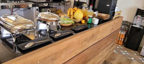 Beachfront Bed & Breakfast في سان خوسيه: طاولة مطبخ مع عصارة وموز عليها