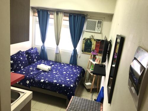 a small room with a bed and a window at Booker Com in Mandaluyong in Manila