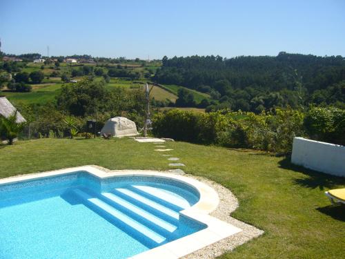 Vista de la piscina de Casa Vila Palmeira o d'una piscina que hi ha a prop