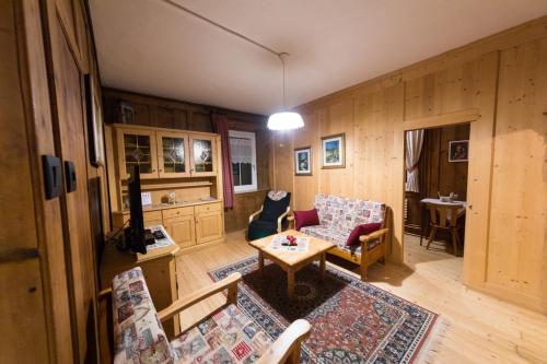 ein Wohnzimmer mit einem Sofa und einem Tisch in der Unterkunft Casa Sartori in Tesero