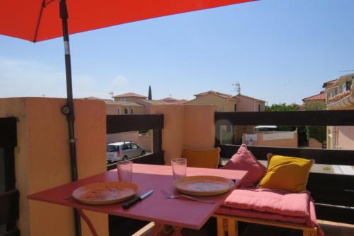 Balcon ou terrasse dans l'établissement Superbe studio à proximité plage te commerce 2GOEL27
