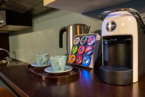 Příslušenství pro přípravu čaje a kávy v ubytování N°30 CHARME Apartments