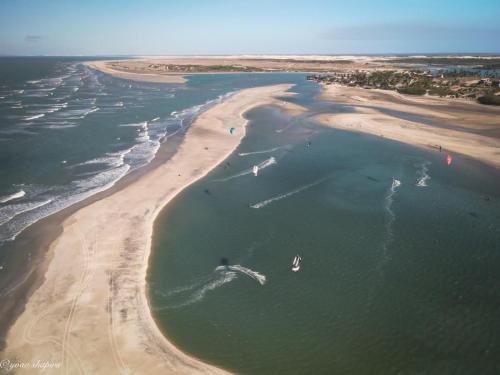 una vista aérea de una playa con barcos en el agua en Tatadise, en Tatajuba