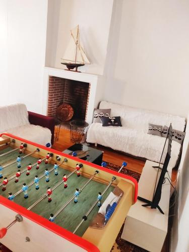 un soggiorno con un tavolo con una scacchiera giocattolo di 2 chambres 88m2 Extra centre historique Cahors vaste appartement convivial et cosy a Cahors