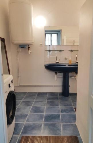 une salle de bain avec un lavabo et une machine à laver dans l'établissement 2 chambres 88m2 Extra centre historique Cahors vaste appartement convivial et cosy, à Cahors