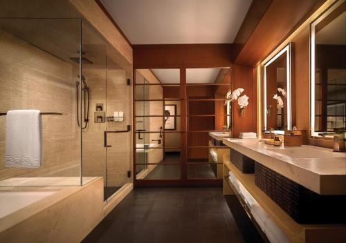 Un baño con dos lavabos y una ducha. en Four Seasons Resort Lana'i, en Lanai City