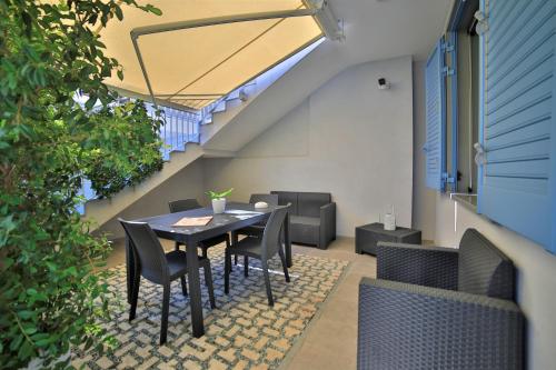 een eetkamer met een tafel en stoelen bij Residence il Caicco in Porto Cesareo