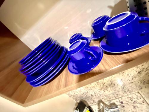 a group of blue dishes sitting on a table at Beira Mar Imperial Flat 612 in João Pessoa