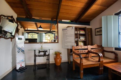 皮雷諾波利斯的住宿－Pousada Villa Bia，一间房间,配有两把椅子和一张桌子