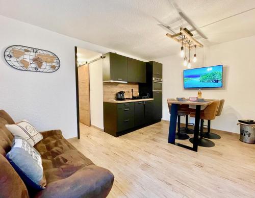 un salon avec un canapé et une table dans l'établissement Appartement à 100m de la plage et Thalasso, à Concarneau