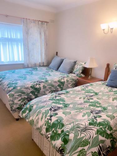 En eller flere senger på et rom på Bexleyhealth Town Center 5 Bedroom Luxurious Home