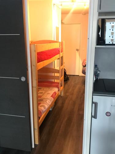 ヴァル・トランスにあるVal Thorens Studio 4 pers Résidence La Roche Blancheの小さなお部屋で、二段ベッド2組が備わります。
