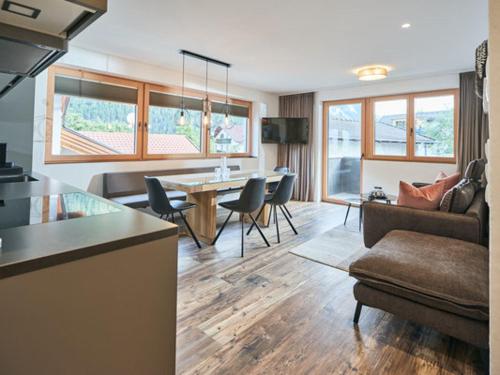 a living room with a couch and a table at Alpenchalet S´Andalr in Pfunds