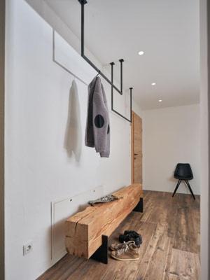 una habitación con un banco de madera en la pared en Alpenchalet S´Andalr, en Pfunds
