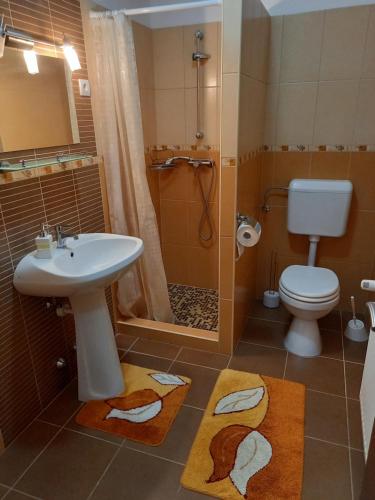 Koupelna v ubytování Médea Apartman