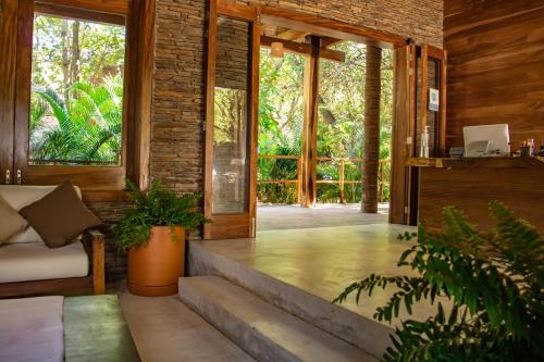 Un jardín fuera de Hotel Noga