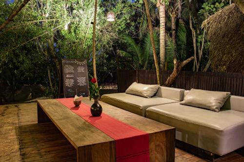 Un jardín fuera de Hotel Noga