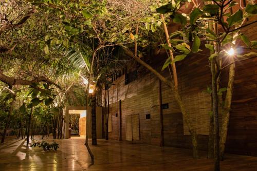 Un jardín fuera de Hotel Noga
