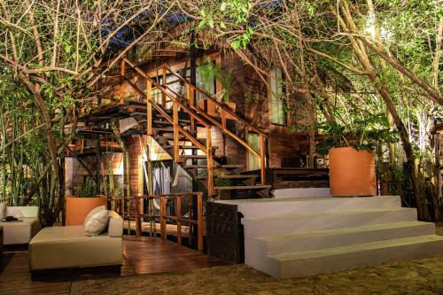 Un jardín fuera de Hotel Noga